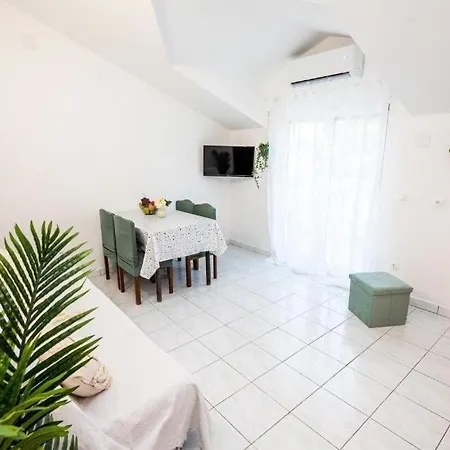 With Parking Spaces - 24553 Vodice